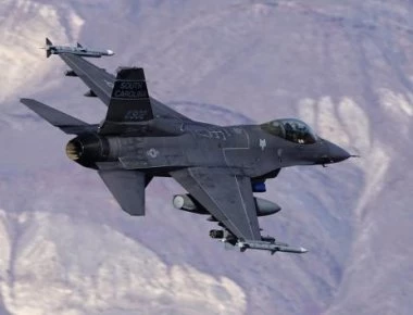 Καλιφόρνια: Χαμηλές πτήσεις F-16 που κόβουν την... ανάσα στην «Κοιλάδα του Θανάτου»! (βίντεο)
